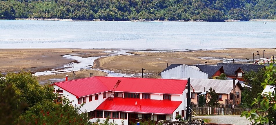 Hotel Hornopirén en Hornopirén, Carretera Austral