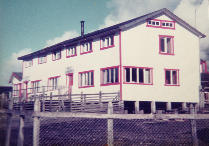 Hotel Hornopirén, vista frontal a mediados de los años 80