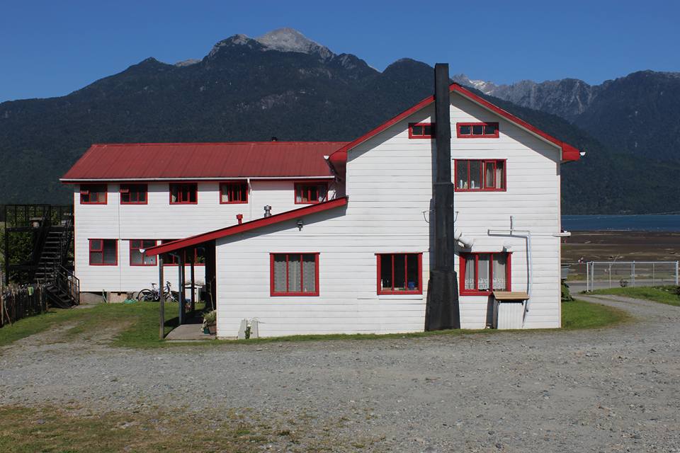 Hotel Hornopirén, vista actual de la parte posterior